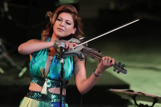La chanteuse et violoniste tunisienne Yasmine Azaiez se produit sur scène.