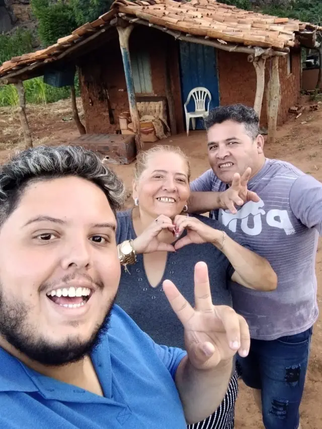 Renan sorri com os pais, Valmírio Cardoso e Maria de Jesus