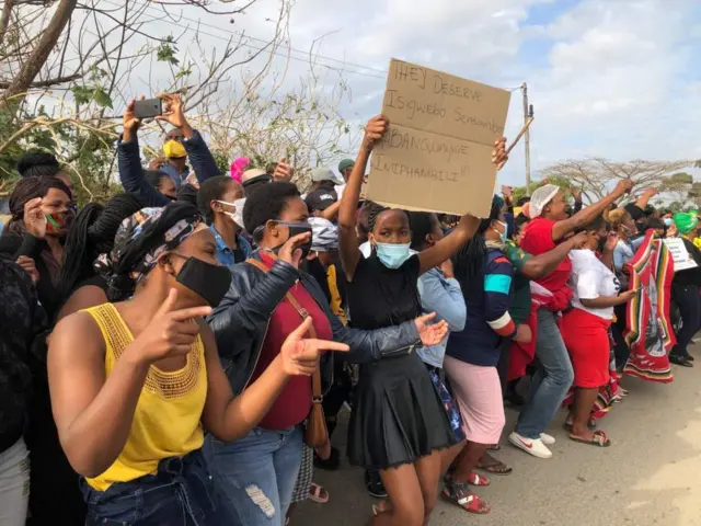 ነዋሪዎች በፍርድ በቴእ በር ላይ ተሰባስበው