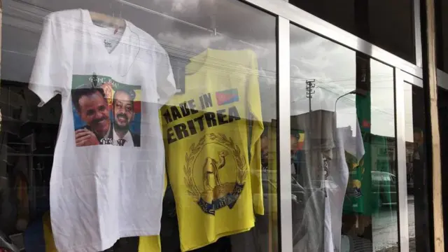 Suuqiiwwan magaalaa Asmaraa ammallee uffata hoggantoota lamaanii ofirraa qabu gurguraa jiru