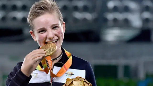 Beatrice morde medalha olímpica