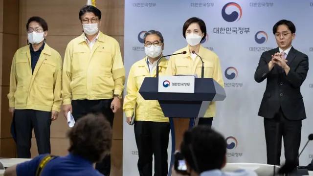 유은혜 사회부총리 겸 교육부 장관이 25일 서울 종로구 정부서울청사 브리핑룸에서 수도권지역(서울, 경기, 인천) 유·초·중·고·특수학교 전면 원격수업 전환을 발표하고 있다