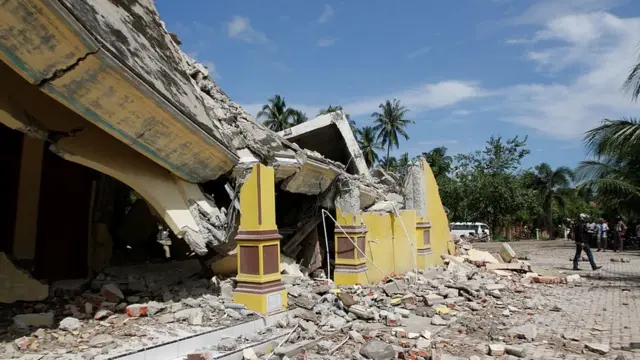 புதன்கிமை அதிகாலை வேளையில், 6.4 என்ற அளவில் சக்தி வாய்ந்த நிலநடுக்கம் இந்தோனீஷிய கடற்கரைப் பகுதியை தாக்கியது.