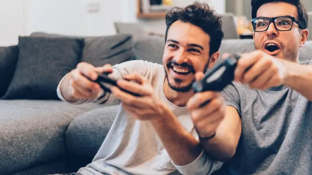 Des jeunes qui jouent à des jeux vidéo.