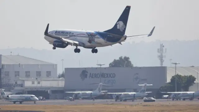 Un avión aterrizando en Ciudad de México