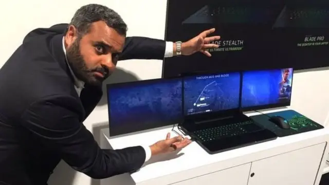 Laptop-ka seddaxda shaashad leh