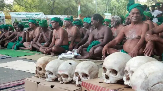 प्रदर्शन करते किसान