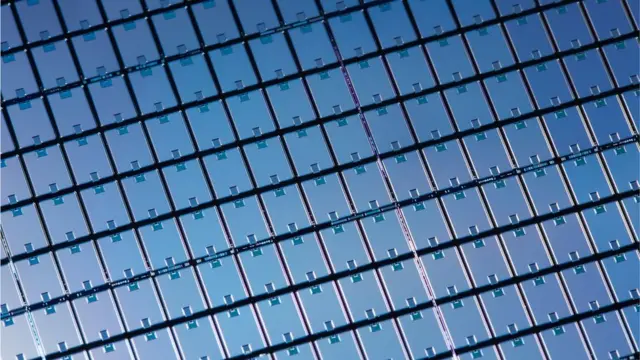 Un panel clásico de silicio alberga unos 100 chips regulares de computadora.