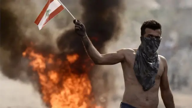 متظاهر لبناني