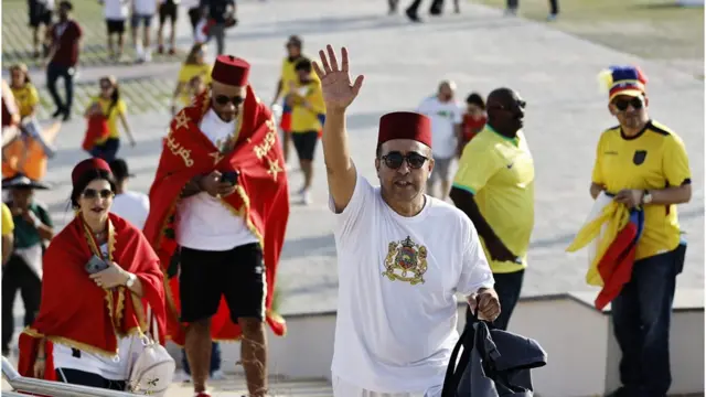 Qataríes y ecuatorianos llegan al estadio Al Bayt.
