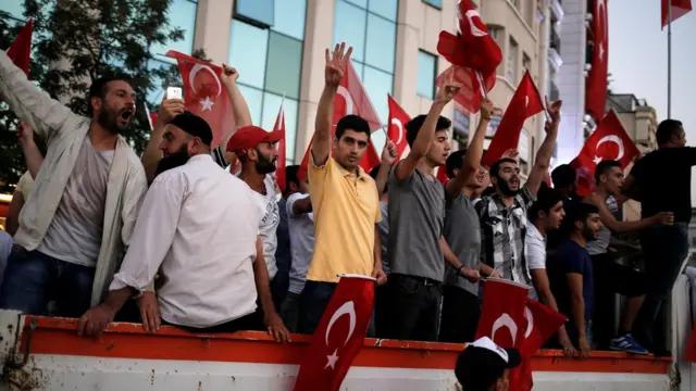 Taksim'de darbe girişimini protesto