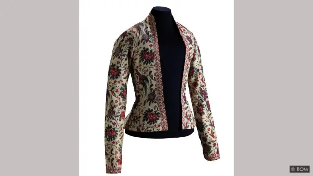 फूल पत्ती बनी पोशाक