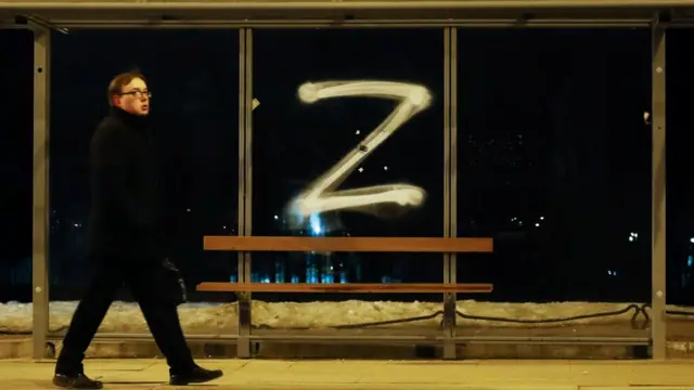 Un hombre pasa junto al símbolo "Z" pintado en una parada de autobús en apoyo de las fuerzas armadas rusas, en San Petersburgo, 4 de marzo de 2022
