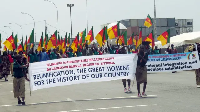 Children wey carry flag