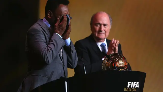 В слезах гораздо меньше очистительного, чем мы привыкли думать (на снимке - состарившийся Пеле плачет на церемонии вручения ему почетного "Золотого мяча" в 2013 году