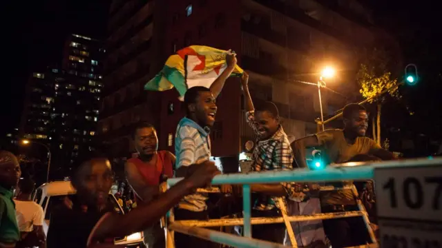 Житель Зимбабве с флагом