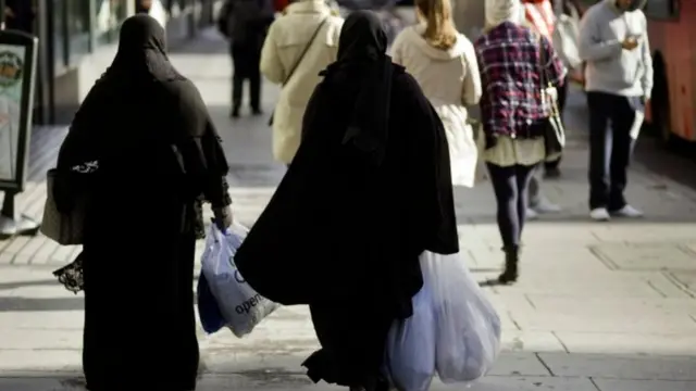 مسلمتان تسيران في شارع في بريطانيا