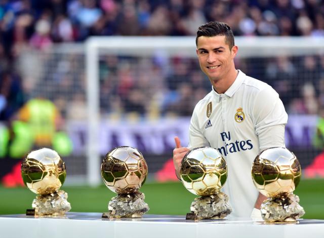 Cristiano Ronaldo con sus cuatro balones de oro.
