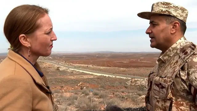 সিরিয়া-জর্ডন সীমান্তে কর্নেল মুস্তাফা আল-হিয়ারি ও বিবিসির ইয়োল্যান্ডে নেল