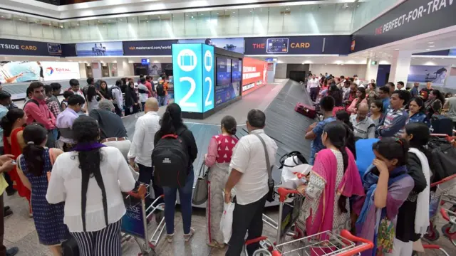 એરપોર્ટ પર ઉભેલા લોકો