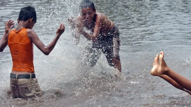 পানিতে খেলছে ছেলে শিশুরা
