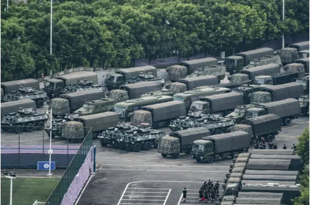 2019年8月16日,中国武警卡车和装甲运兵车停在深圳湾体育中心外。