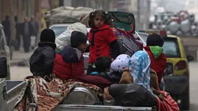 مجموعة أطفال في صندوق سيارة مفتوح في الشمال السوري خوفاً من وقوع زلزال.