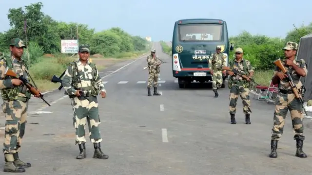 نشرت السلطات الجنود في الطرق المؤدية إلى السجن الذي يحتجر فيه زعيم الطائفة سينغ