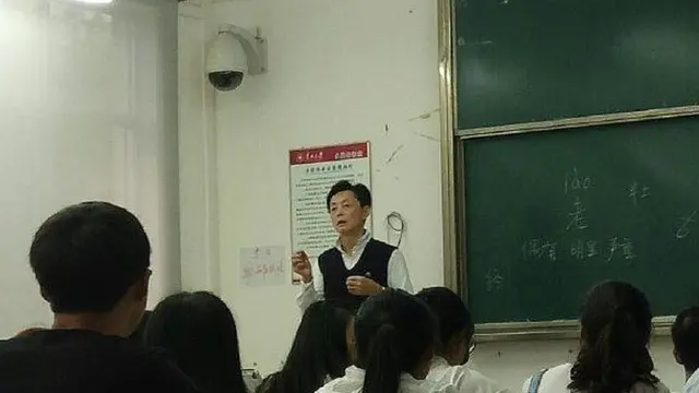 Profesor Hu Ming mengajar dan membawa ibunya ke kelas.