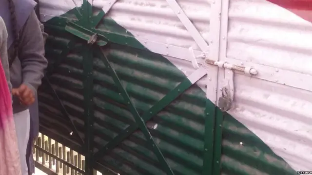 ਵਿਦਿਆਰਥੀਆਂ ਨੇ ਲਾਇਆ ਸਕੂਲ ਦੇ ਮੁੱਖ ਗੇਟ ਨੂੰ ਤਾਲਾ