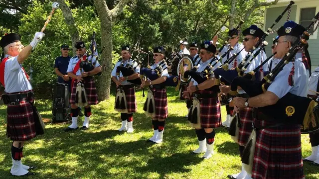 تجرى في مايو/أيار من كل عام مراسم بالمقبرة البريطانية في أوكراكوك لإحياء ذكرى بحارة السفينة "إتش إم تي بدفوردشاير"