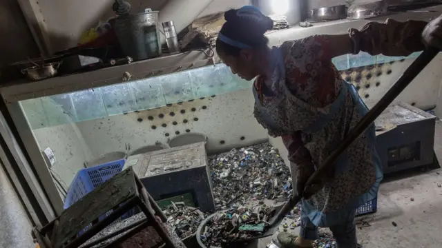 โรงงานแยกชิ้นส่วนอิเล็กทรอนิกส์ในจีน