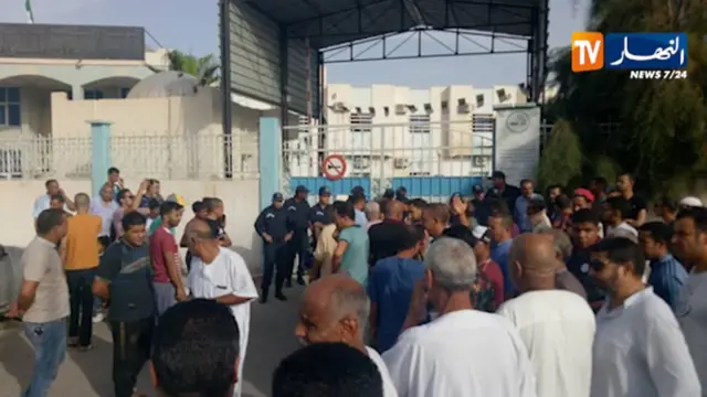 حشد من الجزائريين يقف أمام مستشفى الولادة للاطمئنان على أقاربهم في أعقاب الحريق