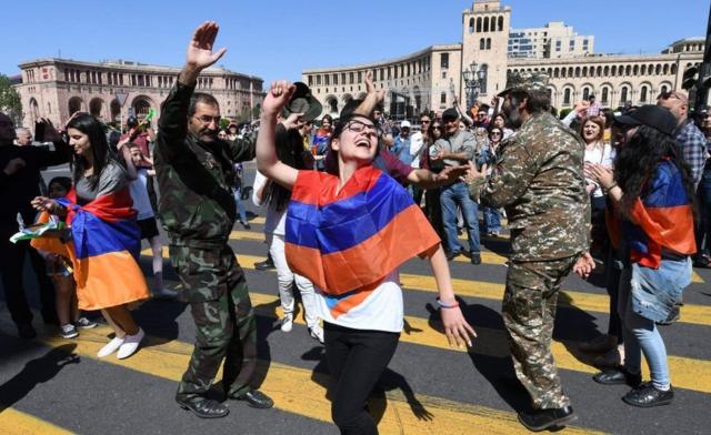 Протестующие всех возрастов вернулись на площадь Республики, отреагировав на призыв Пашиняна к всеобщей забастовке