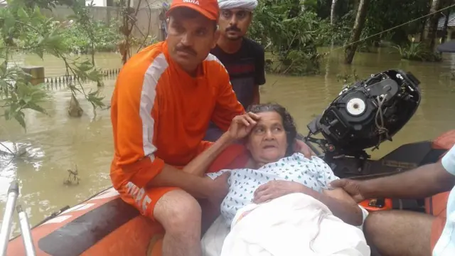 பாதிக்கப்பட்ட பெண்ணை மீட்கும் மீட்பு படை வீரர்