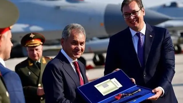 Вучић и Шојгу позирају у Батајници. 20. октобар 2017.