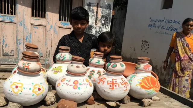 गुजरात में एक उत्तर भारतीय महिला और बच्चे