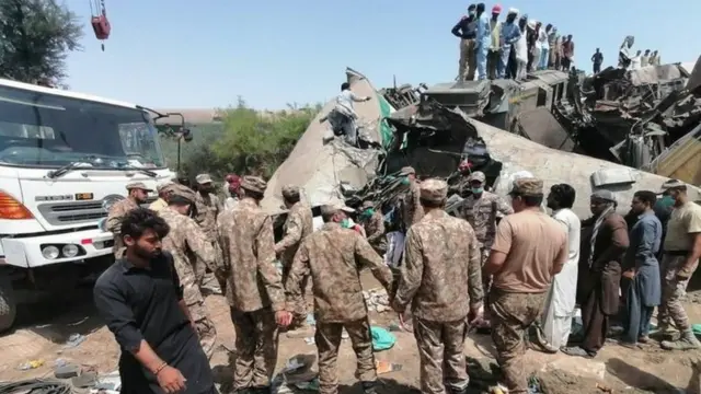 પાકિસ્તાનમાં કેવી રીતે સર્જાયો ટ્રેન અકસ્માત?