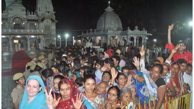 मुख्यमंत्री आदित्यनाथ को देखने के लिए गोरखनाथ मंदिर में एकत्रित लोग