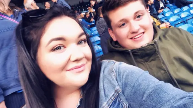 Kejti Prajs sa dečkom Denom