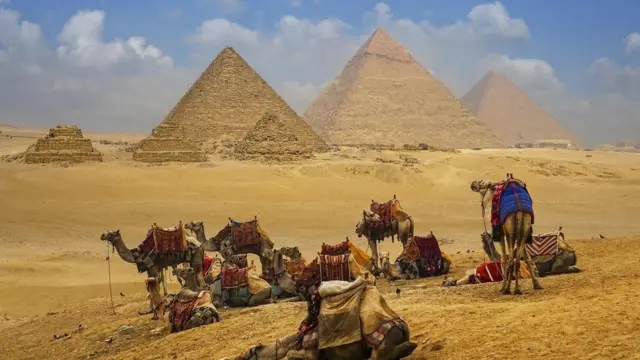 تقع أهرامات الجيزة الهائلة والمثيرة للإعجاب على الضفة الأخرى من النيل المقابلة للقاهرة