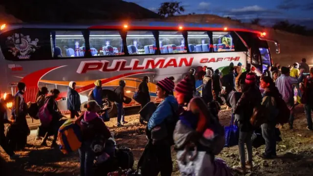 Venezolanos subiendo a un bus en Ecuador, huyendo de su país.