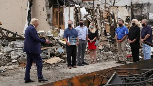 دونالد ترامپ در کنوشا، به دیدار خرابی‌های حاصل از تظاهرات رفت