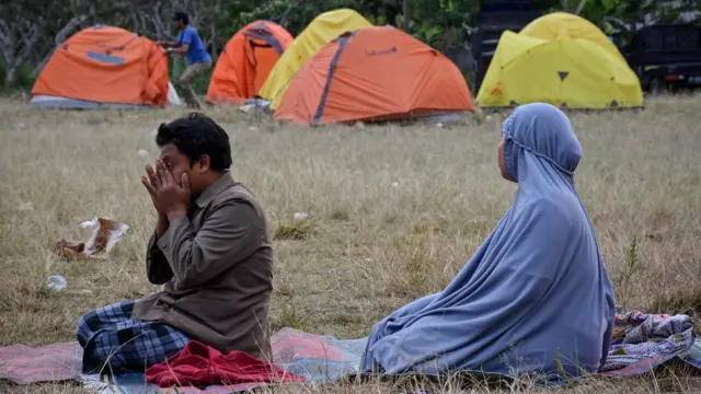 Para warga di Desa Sajang dan Desa Sembalun Bumbung memilih tidur di tenda pengungsian karena masih sering terjadinya gempa susulan.