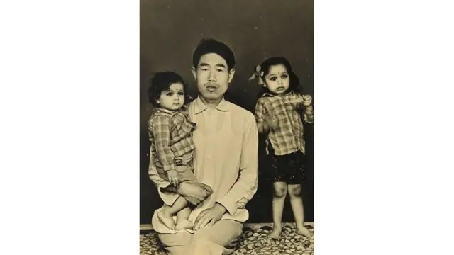 वांग अपनी दोनों बेटियों के साथ