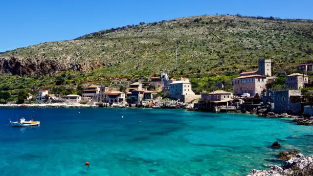 Современные маниоты заняты мирными делами - например, ловят рыбу