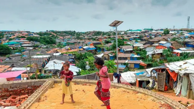 কক্সবাজার জেলার উখিয়ার কুতুপালং ক্যাম্পে খেলছে কয়েকজন রোহিঙ্গা শিশু, ১৩-০৯-২০১৯।