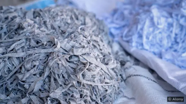 기계적 재활용의 파쇄 공정은 짧고 약한 섬유를 만들어내서 옷으로는 재사용이 불가능하다