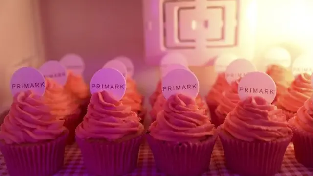 분홍색 컵케이크 위 프라이마크의 로고가 꽂혀 있다