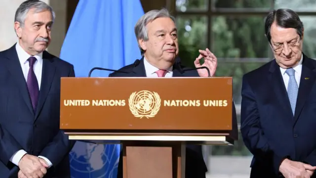 Soldan sağa: Kuzey Kıbrıs lideri Mustafa Akıncı, BM Genel Sekreteri Antonia Guterres, Kıbrıslı Rum lider Nikos Anastasidis